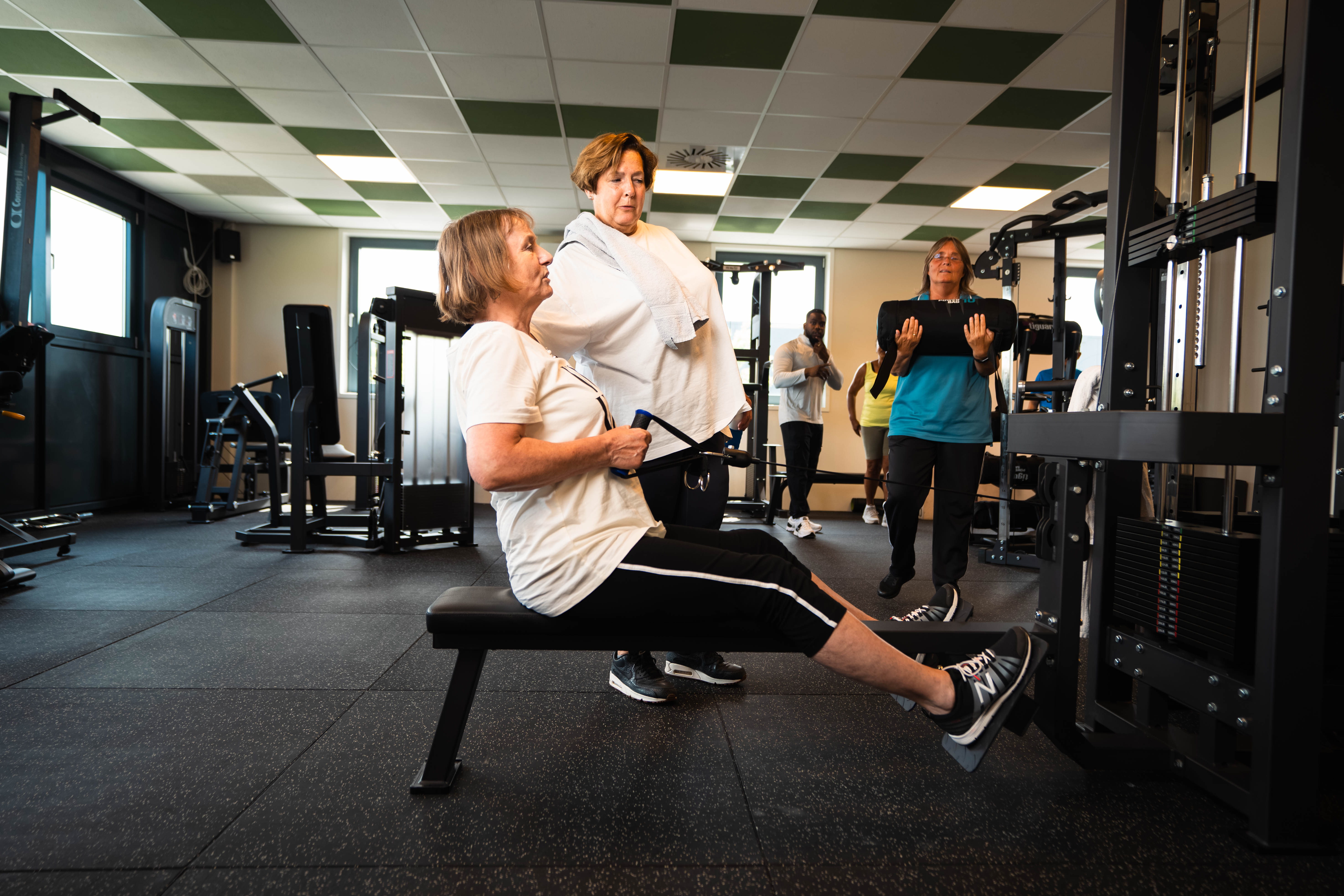 Groep 50-plussers doet pilates bij Fit-Na50 Almere — rustige, begeleide setting