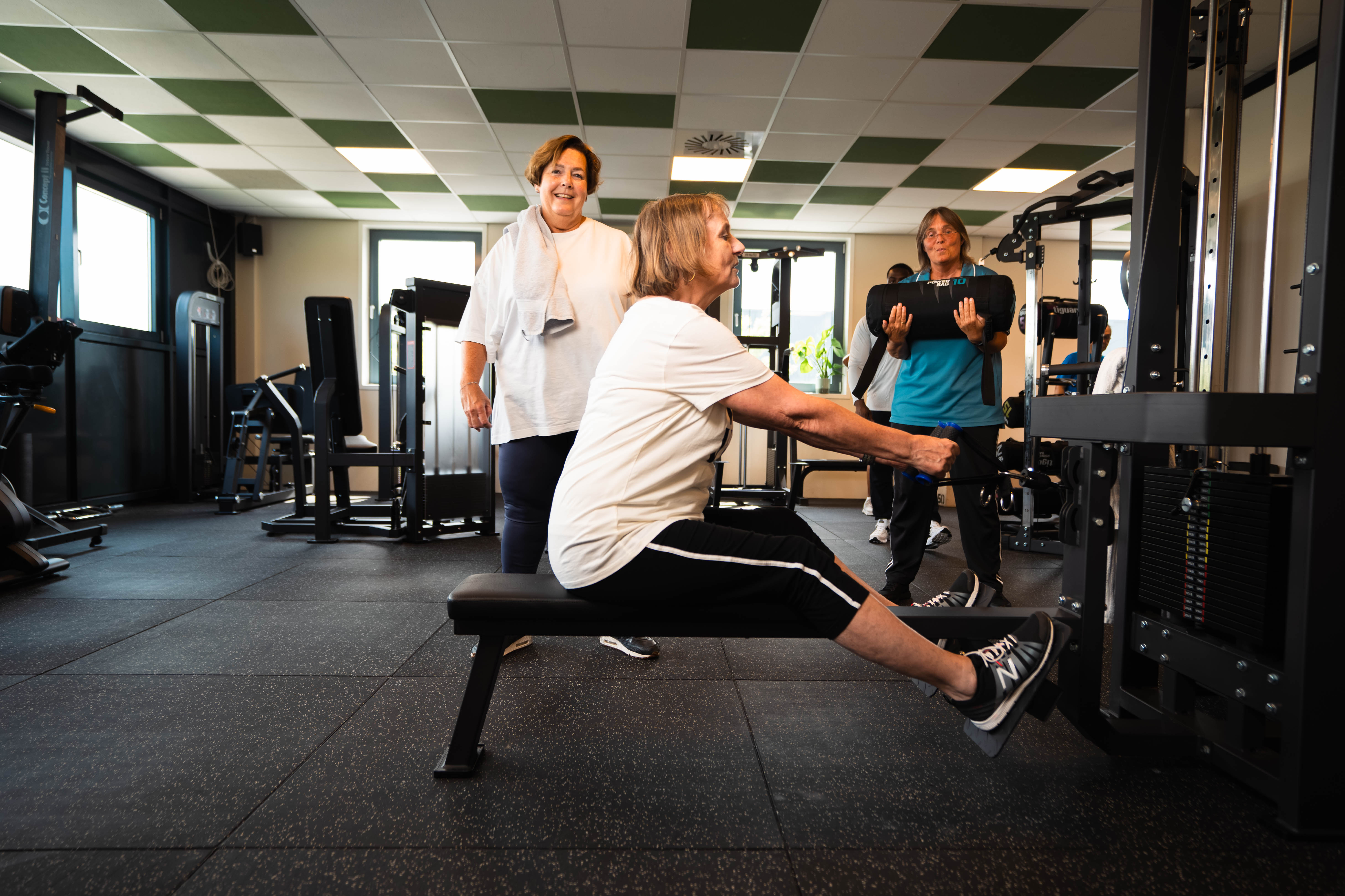 Groep vrouwen traint samen met trainer bij Fit-Na50 Almere — zumba voor 50-plussers