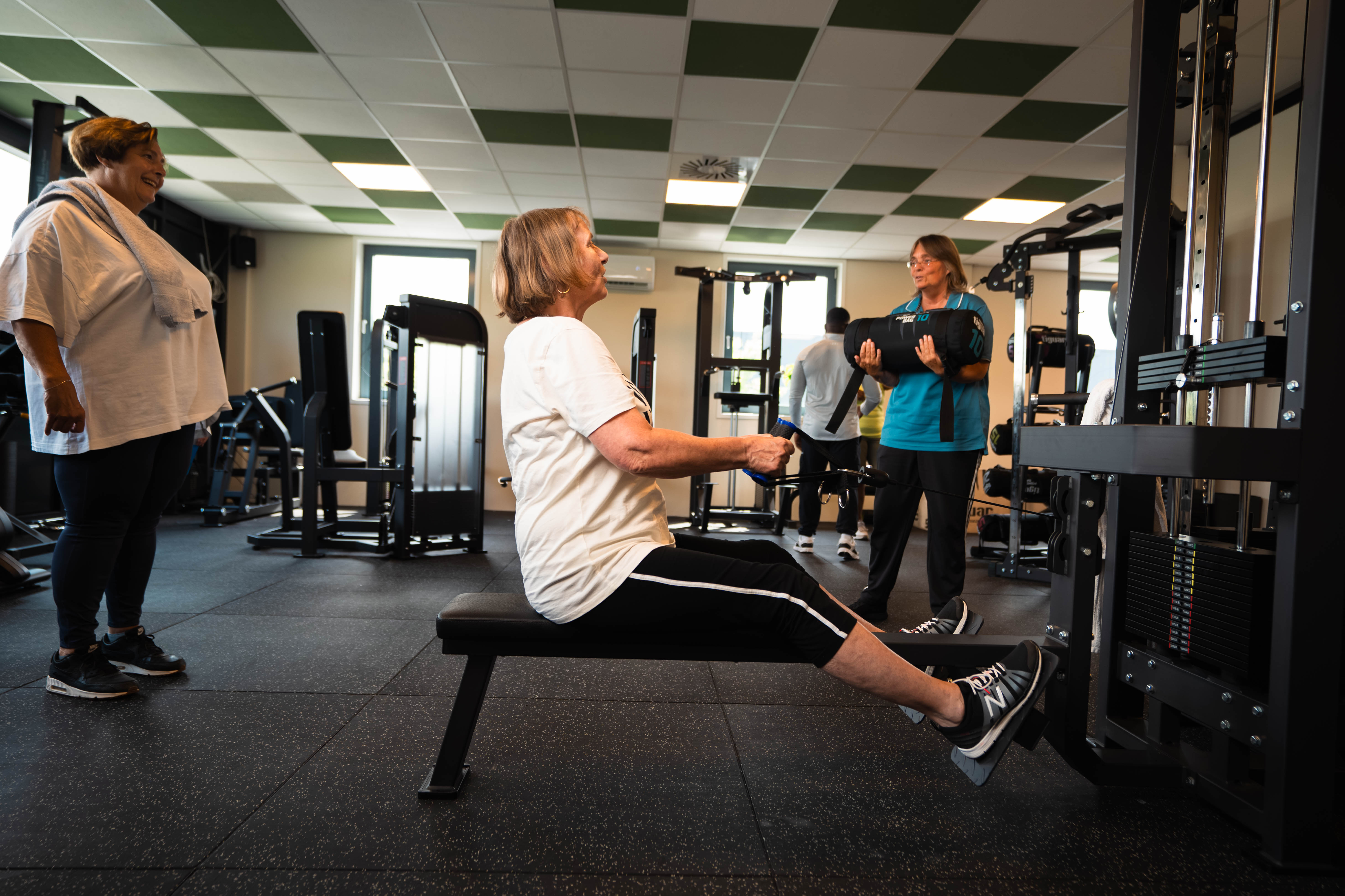 Vrouw traint met begeleiding bij Fit-Na50 Almere — pilates voor 50-plussers