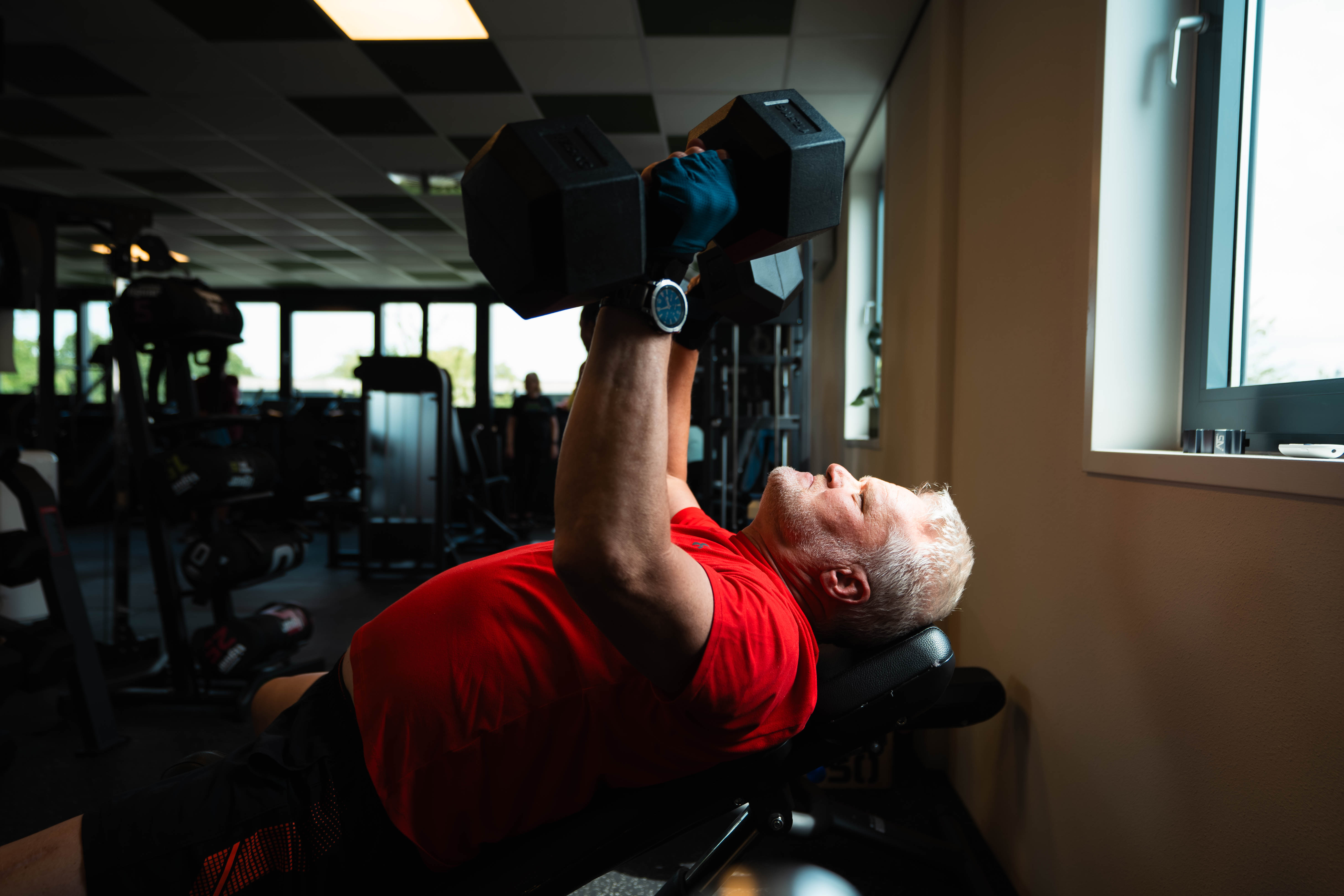 50-plusser doet krachttraining met dumbells bij Fit-Na50 Almere